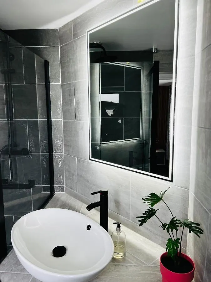 Designer House In Bristol - Hot Tub - Sleeps 10 Apartment United Kingdom
