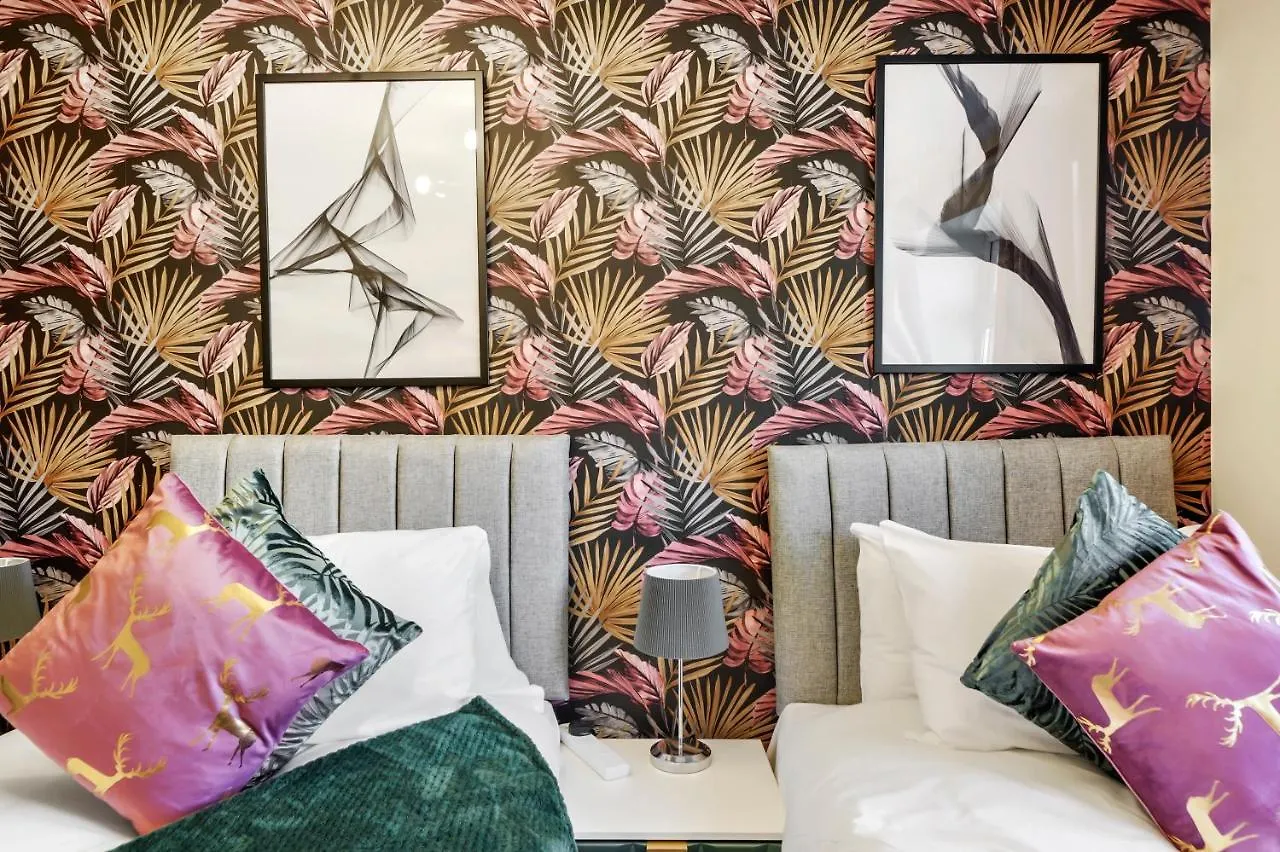 Designer House In Bristol - Hot Tub - Sleeps 10 Apartment