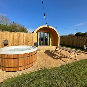 Lois' Pod With Hot Tub, Near Airport Bristol