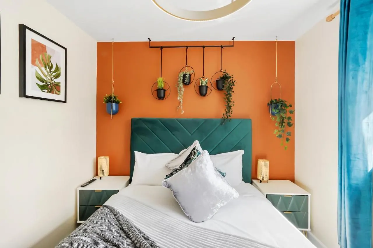 Designer House In Bristol - Hot Tub - Sleeps 10 Apartment 0*,  United Kingdom