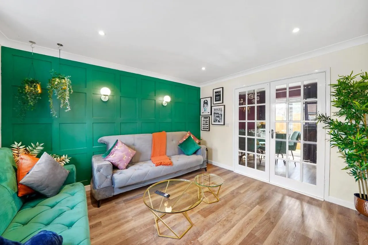 Designer House In Bristol - Hot Tub - Sleeps 10 contacts