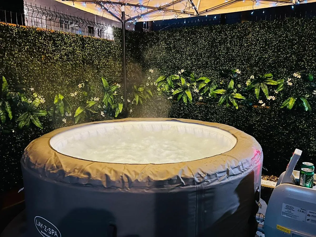 Designer House In Bristol - Hot Tub - Sleeps 10 Apartment